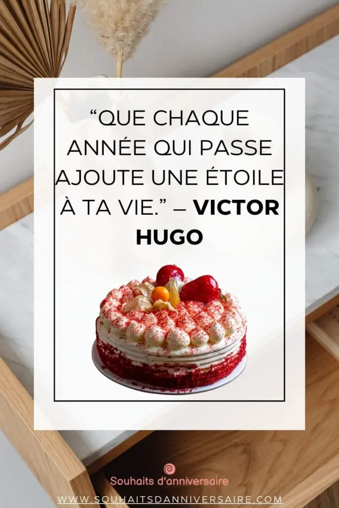 carte d'anniversaire avec un message de Victor Hugo - Que chaque année qui passe ajoute une étoile à votre vie", accompagnée d'un gâteau sucré.