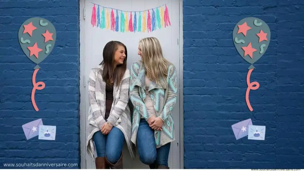 Deux filles prennent des photos lors d'une fête d'anniversaire dans un bâtiment à la façade bleue et à la porte blanche.