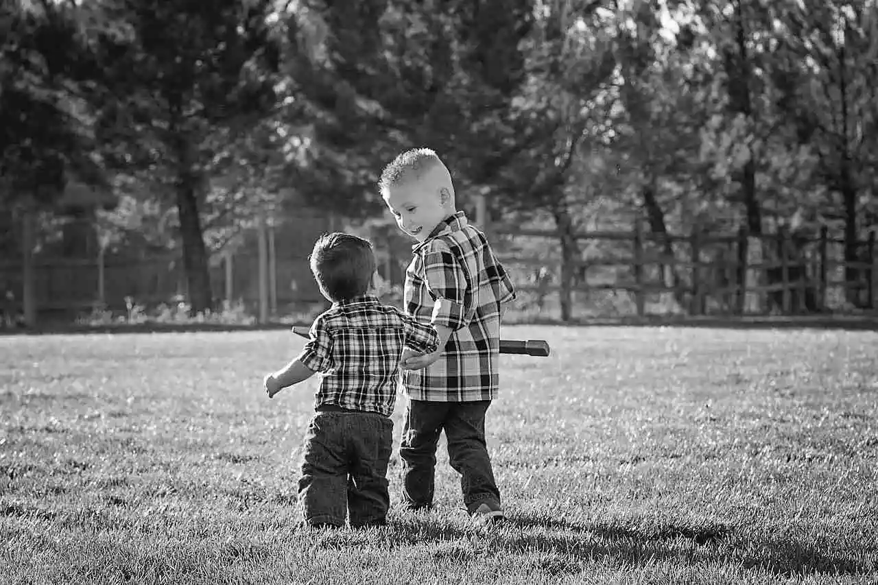 Des jeunes garçons jouant dans un parc, s'adonnant à des activités de plein air.