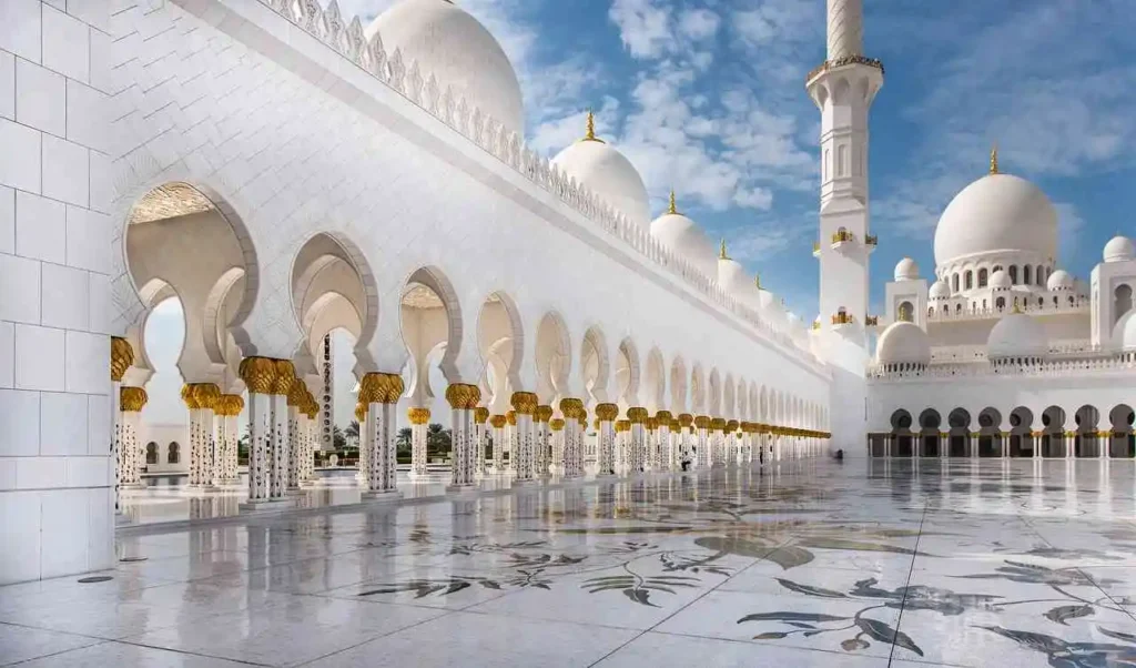 Une mosquée majestueuse d'Abu Dhabi représentant la beauté et la sérénité de l'Islam