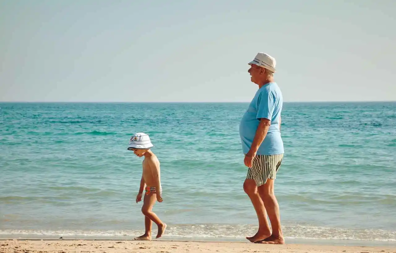 arrière-grand-père avec son fils sur la plage