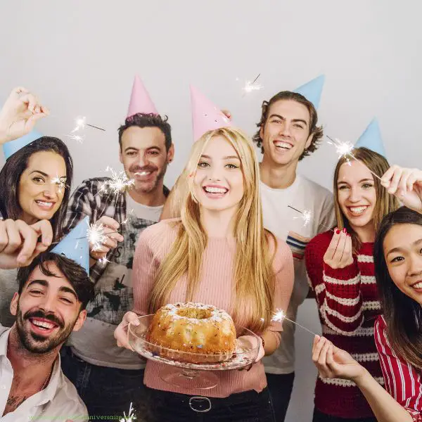Célébration d'un anniversaire enchanteur : Un joyeux groupe d'amis réunis autour d'une jeune fille au centre, tous portant des casquettes de fête.
