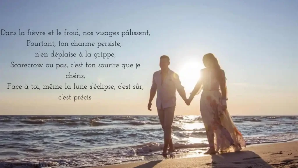 Un couple se promenant sur une plage au coucher du soleil, engagé dans une conversation légère sur un poème humoristique.