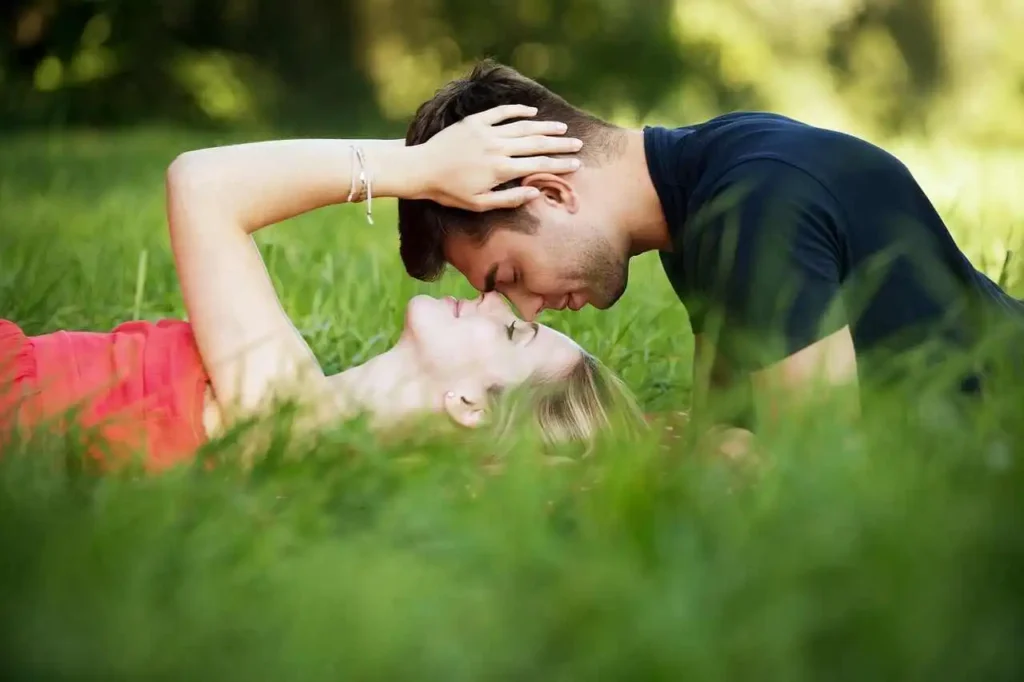 Couple romantique profitant de la compagnie de l'autre dans un parc verdoyant