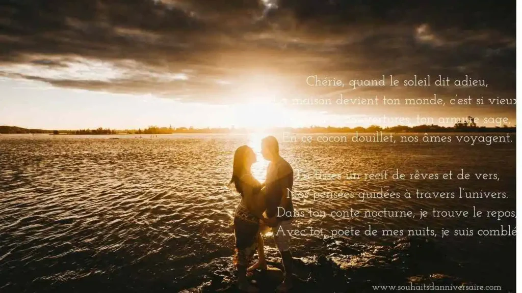 Couple sur la plage au coucher du soleil ; le mari récite un poème à sa femme