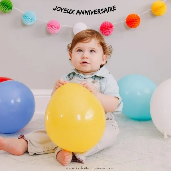 Capturer la joie pure d'un garçon de 3 ans fêtant son anniversaire entouré de ballons et de décorations colorées